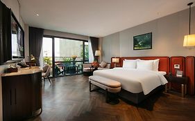 Le Premier Hotel & Rooftop Bar